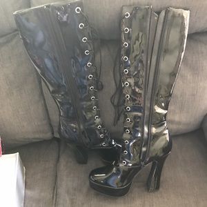 EUC Hot Topic SEXY “patent pleather” Club boots